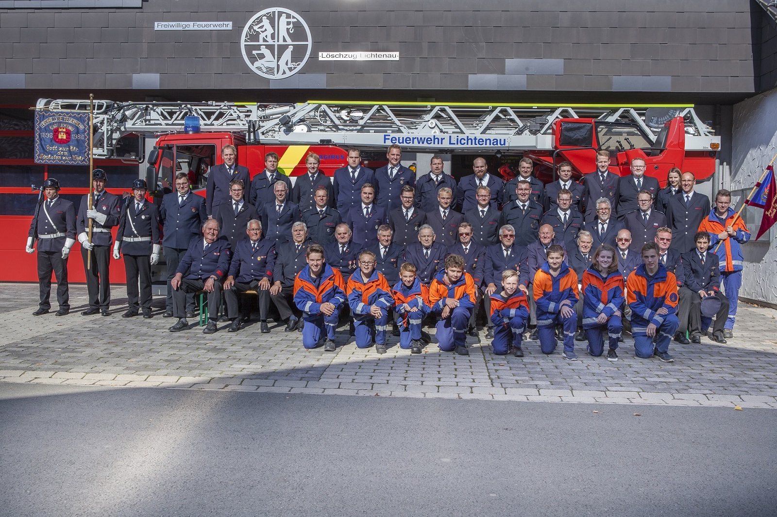 Mannschaftsfoto mit Jugendfeuerwehr und Alters- und Ehrenabteilung